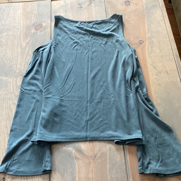 Shoulder cutout Top - Picture 4 of 4